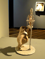 Fábio Purper Machado, "Café no ConDomínio",  ao fundo obra de Aline Arend, X Salão Latino-americano de Artes Plásticas, 2011.