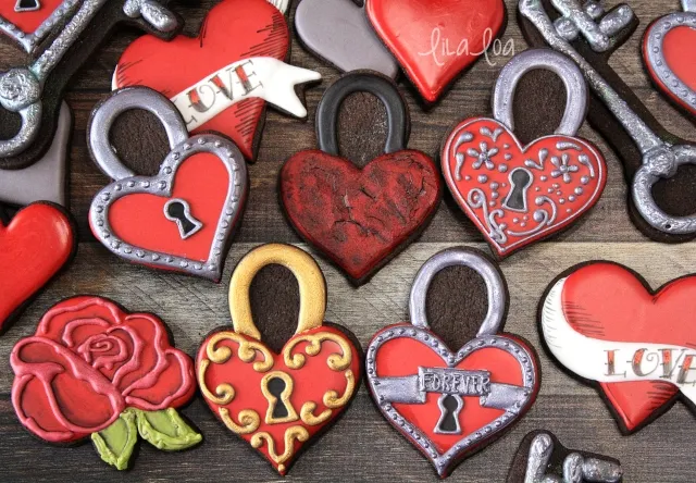 Sugar cookie decorating -- Valentine's Day padlock heart tutorial
