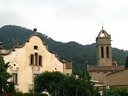 Façana de Can Coromines i campanar de l'església de Sant Pere de Premià de Dalt