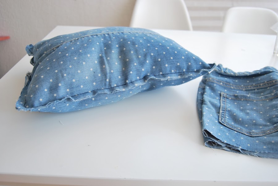 cómo hacer cojines con vaqueros gastados