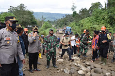 Kapolres Tapsel Pimpin Personil Gabungan TNI-Polri Perbaiki Jalan Rusak di Batu Jomba