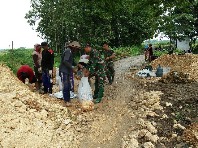 Anggota Koramil Batangan Bersama Warga Desa Sukoagung Perbaiki Bibir Jembatan Yang Longsor Anggota Koramil Batangan Bersama Warga Desa Sukoagung Perbaiki Bibir Jembatan Yang Longsor