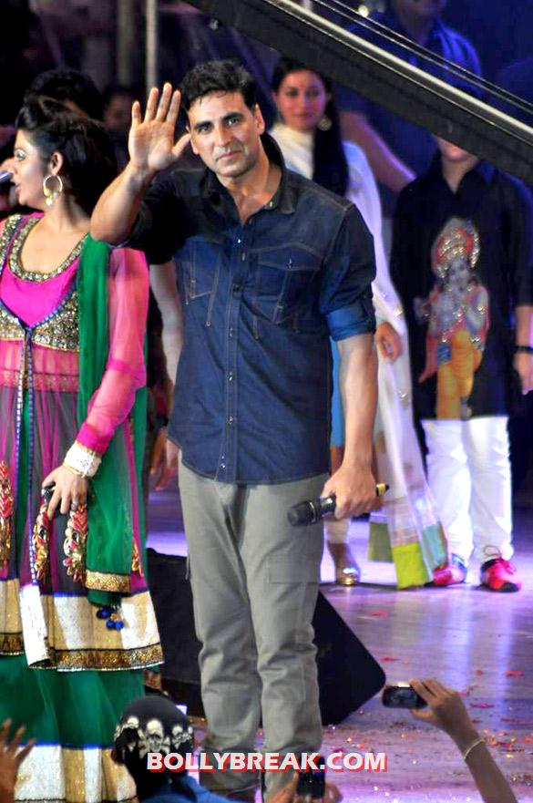 Akshay Kumar - (2) - Bollywood Celebs Dahi Handi Celebration Pics 2012