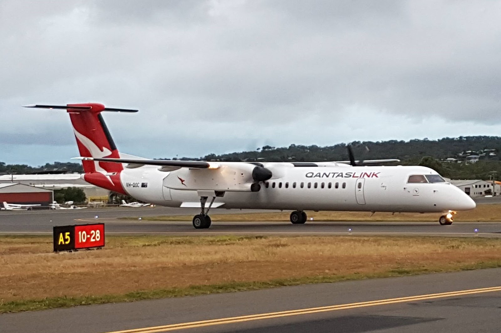 Central Queensland Plane Spotting: QantasLink Dash-8-Q400 VH-QOC in New Qantas Colours Pops into ...
