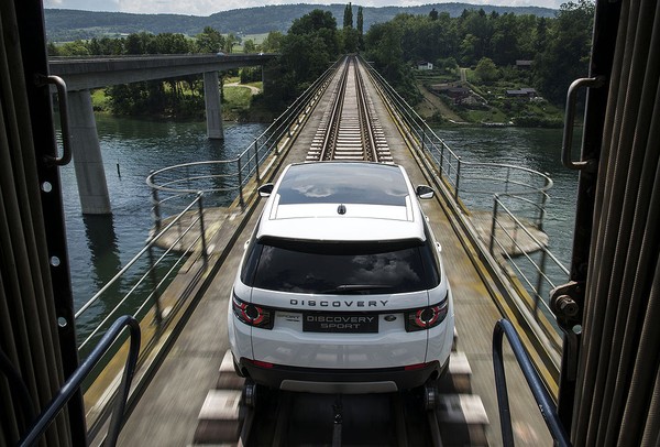 Nyata Atau Tipuan ?? Mobil Range Rover Sport Ini Mampu Tarik 3 Gerbong Kereta Degan Berat 108 TON Nyata Atau Tipuan ?? Mobil Range Rover Sport Ini Mampu Tarik 3 Gerbong Kereta Degan Berat 108 TON
