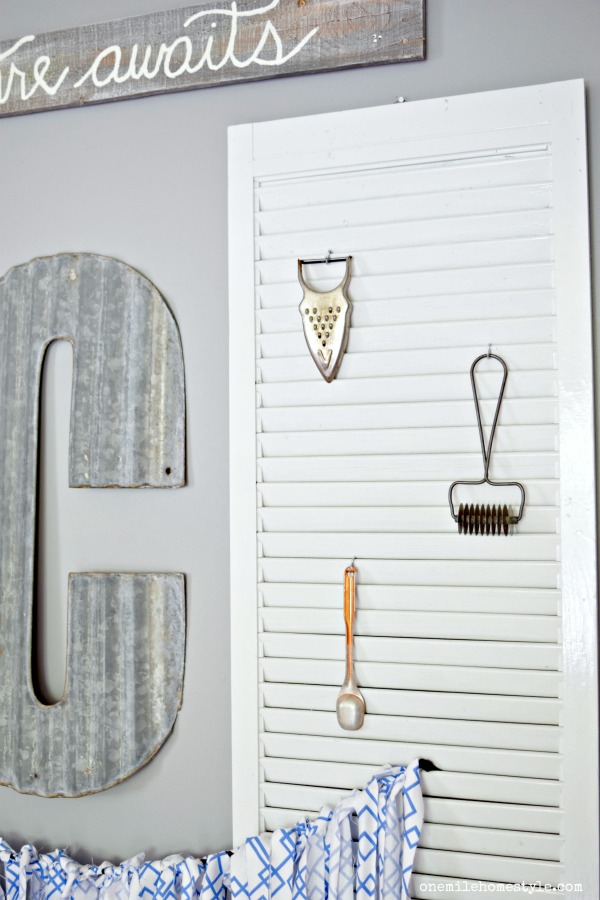Using thrift store kitchen gadgets to add farmhouse charm to your kitchen.