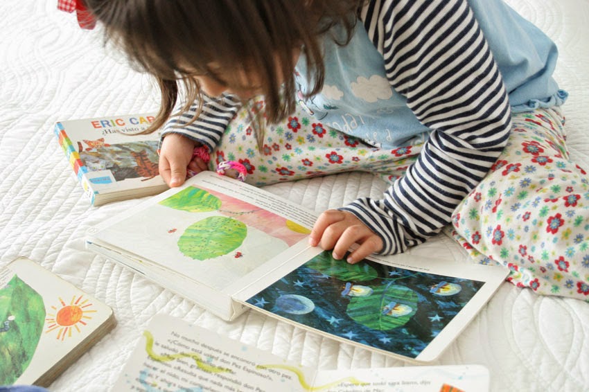 Leyendo el libro de la mariquita gruñona de Eric Carle