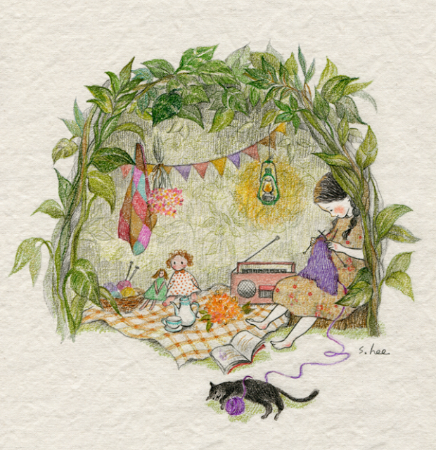 Dibujo de Lee Su Hee: Niña tejiendo en su rincón mágico con muñeca, gato y juguetes