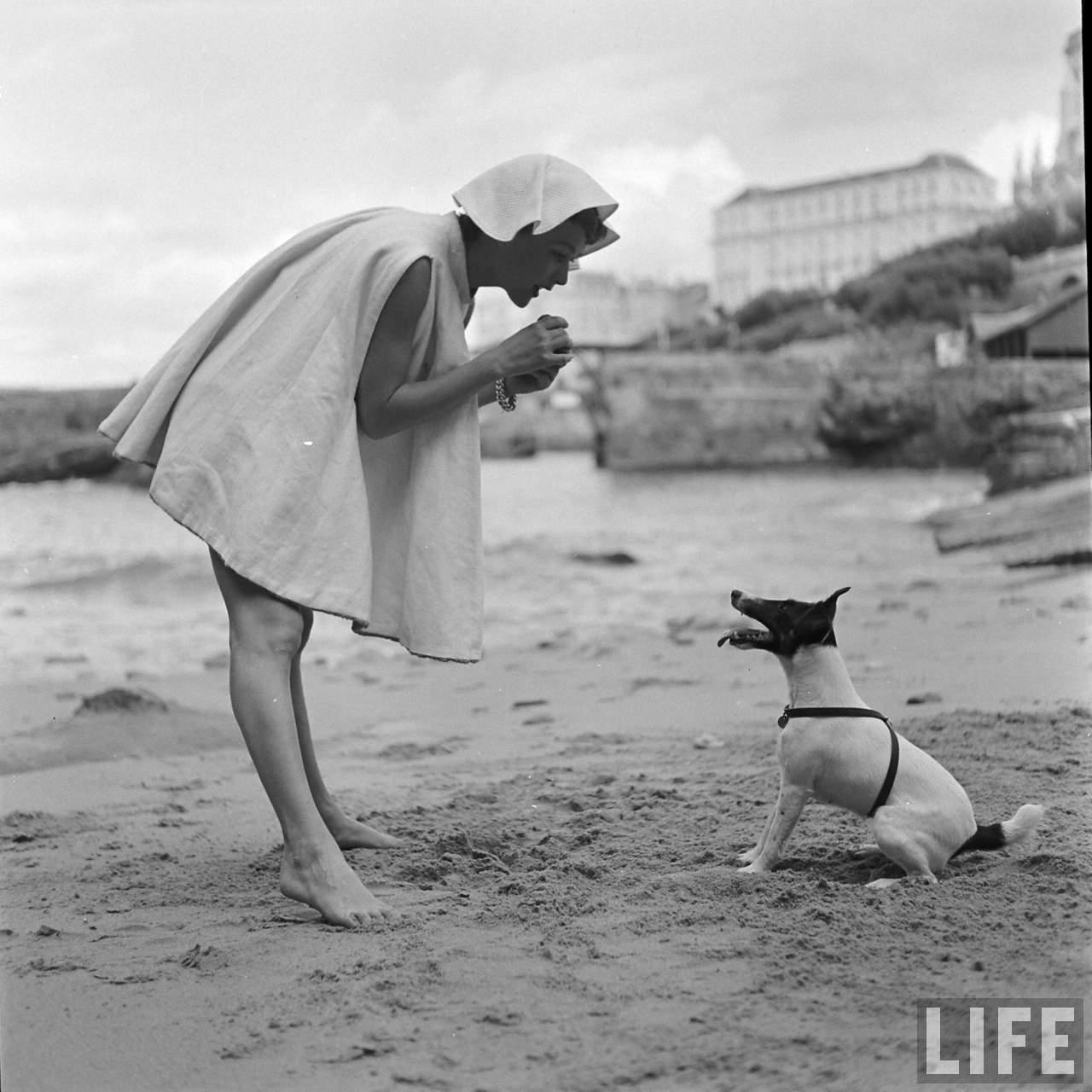 30 Black and White Photos That Show Beautiful Beach Fashions of the ...