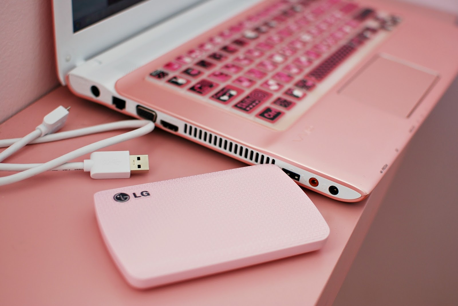 Как сделать розовый айфон. Компьютер айфон розовый. Ноутбук айфон нежно розовый. Компьютер айфон розовый цвет. Платиново розовый цвет ноутбук.