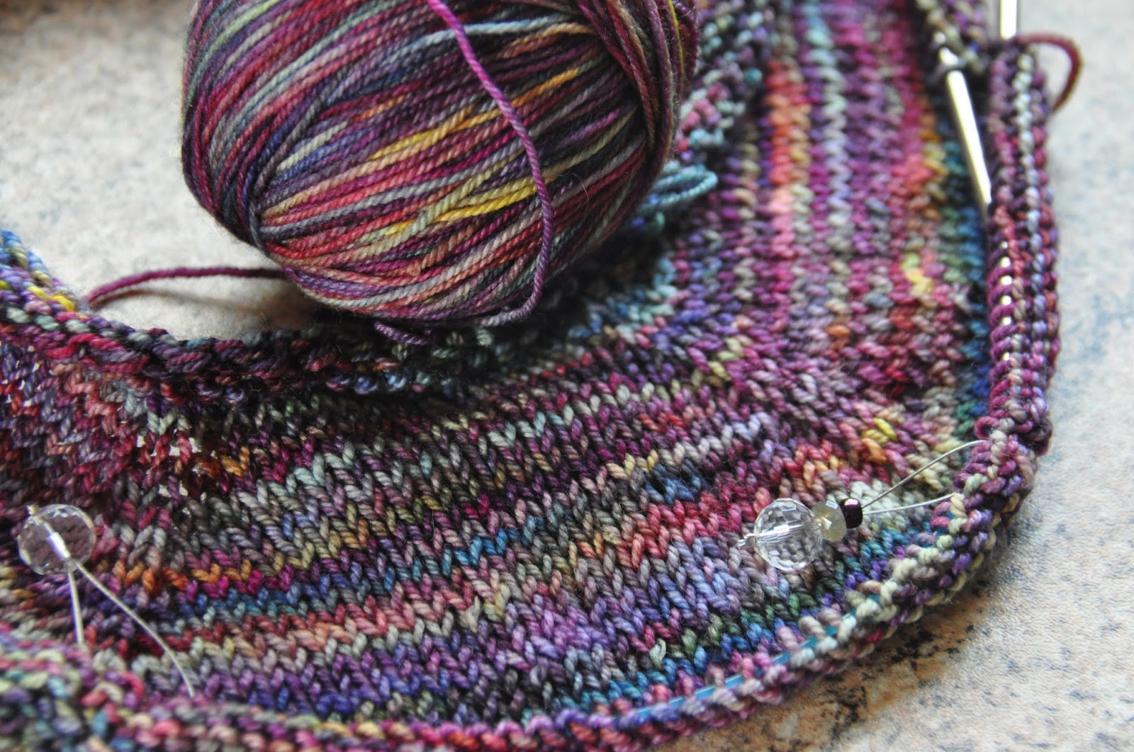 Knitolog w podróży: Kolorowanka z Malabrigo i dekolt wrocławski.