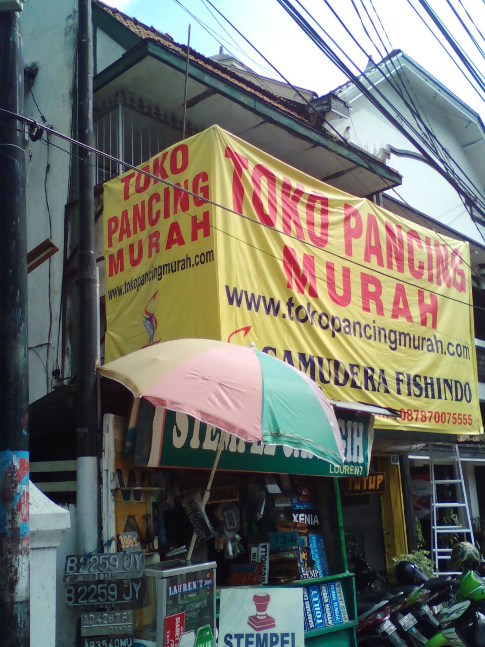 Review dan Dokumentasi Pasang Spanduk Toko Pancing Murah