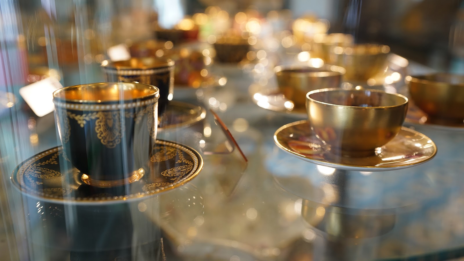 Plain golden cups and golden cups with design free picture for