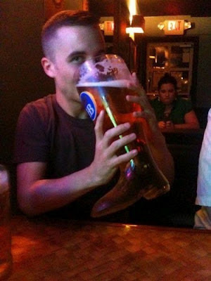 Mann trinkt großes Bier Mann trinkt großes Bier
