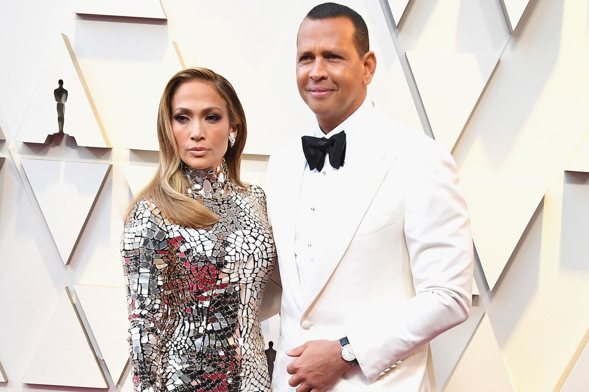 Jennifer Lopez wears glitzy Tom Ford for the 2019 Oscars