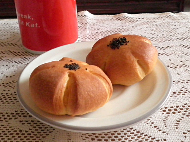 Eggless Custard Buns Recipe @ http://treatntrick.blogspot.com