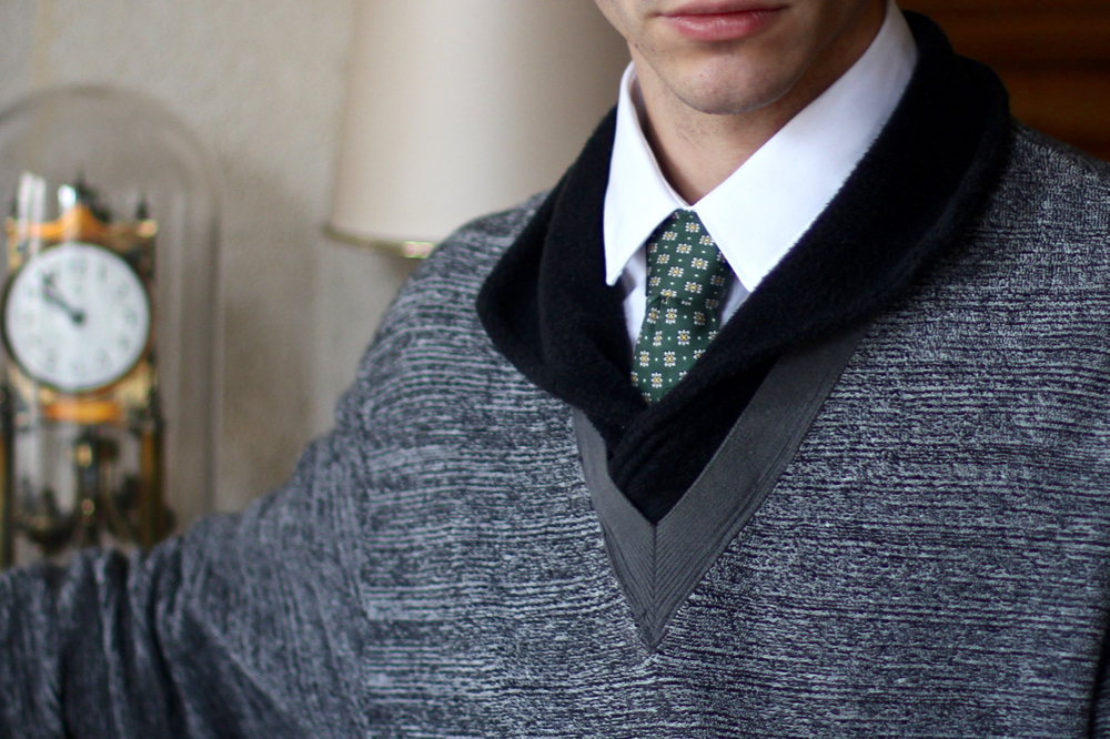 BLOG-MODE-HOMME_sweat-eponge-cravate-soie-motif-interieur-dandy-curisiotes-slim-vert-jeans-preppy-boots