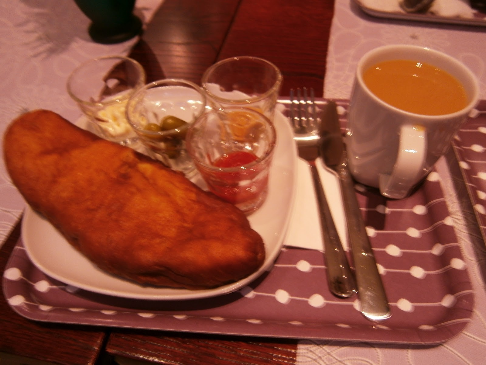 Sateenkaarenmaalari Café Cavalier on soma gaykahvila