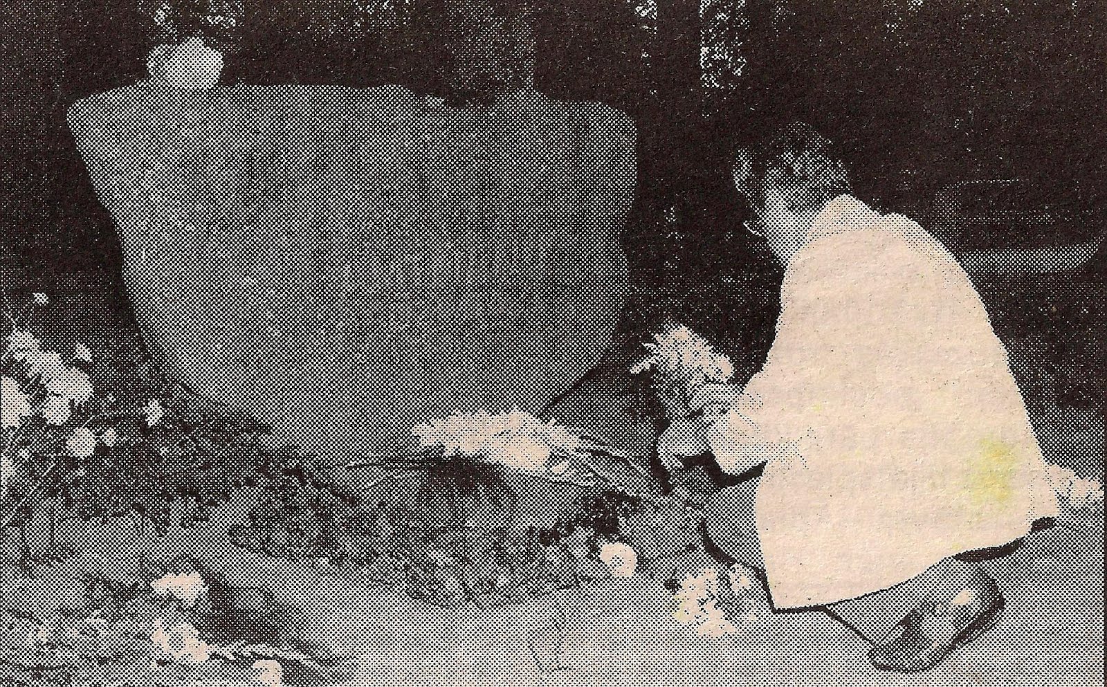 Oļģerts Šalkonis pie Amtmaņu dzimtas kapa 1998. gada 5. augustā