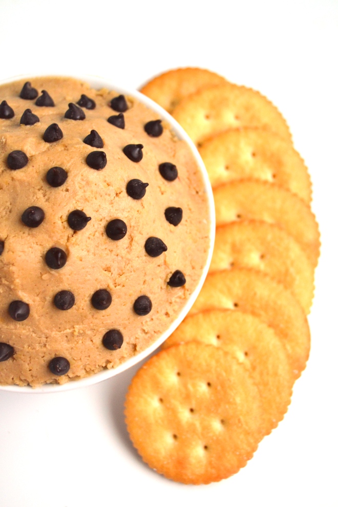 Healthy Cookie Dough Dip has just 5 ingredients and takes 5 minutes to make. A much healthier cookie dough option the whole family will love that is made with a secret ingredient- chickpeas! www.nutritionistreviews.com