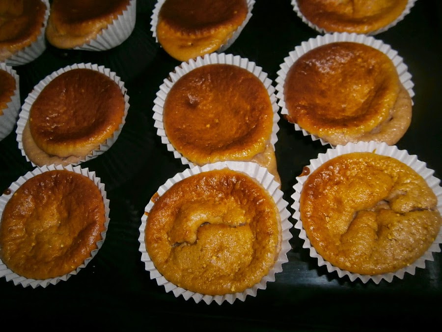 preparación magdalenas con leche condensada y fresas