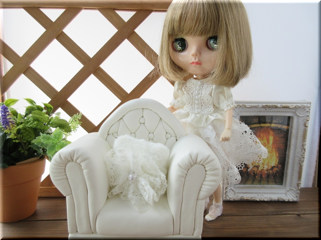 vivimaronのブライスちゃん 一人掛けドールソファ 白