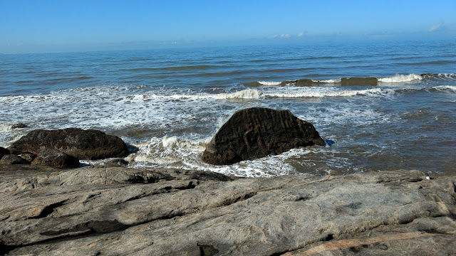 As ondas do mar que quebram nas rochas