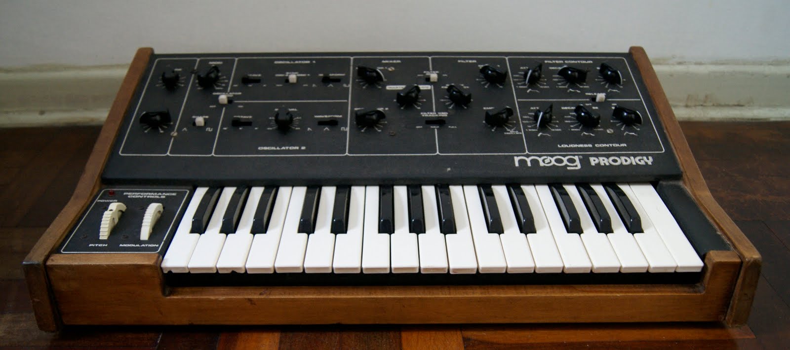 Astronauta Pinguim Moog Prodigy text in english