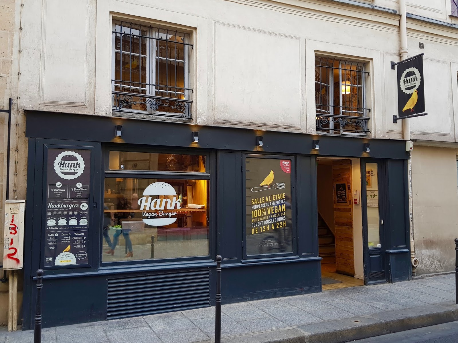 exterior of hank burger restaurant in Paris