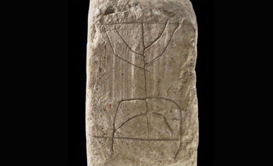 Piedra con dibujo de un candelabro de la época del segundo templo