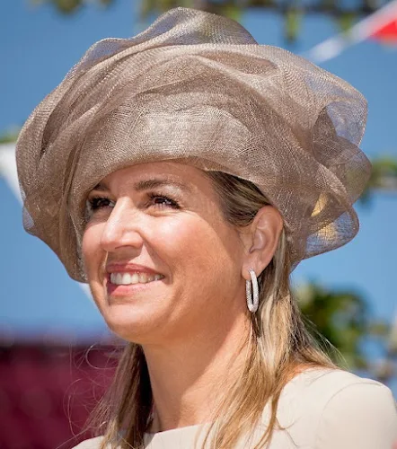 Dutch Queen Maxima launched National campaign of the 11th Neighbour's Day (Burendag). Queen Maxima wore Natan Dress, hat