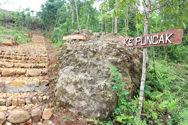 Watu Goyang, Melihat Puncak Makam Raja-Raja Imogiri dari Ketinggian