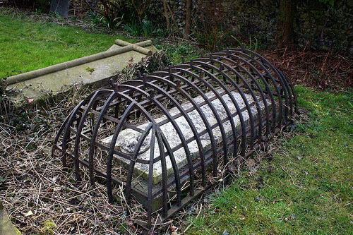 Photo : 死人がゾンビや吸血鬼になって蘇ると信じられていたヴィクトリア時代の昔のお墓