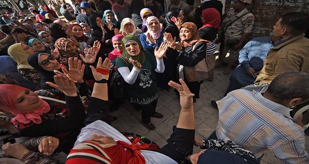 “لم يحضر أحد”: مهزلة الانتخابات في مصر مستمرة لليوم الثاني.. “الرقص” متواصل والشباب غائبون !