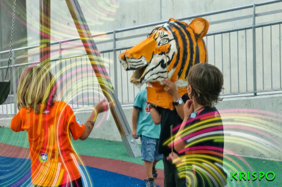 cabezudo tigre en parque infantil