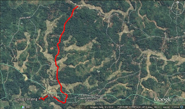 Track jalan menuju Curug Tonjong dari jalan utama Tamansari Track jalan menuju Curug Tonjong dari jalan utama Tamansari