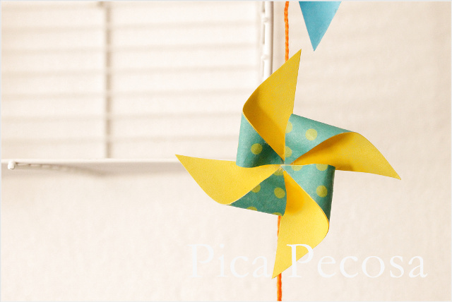 guirnalda-hecha-con-molinillos-de-papel-diy