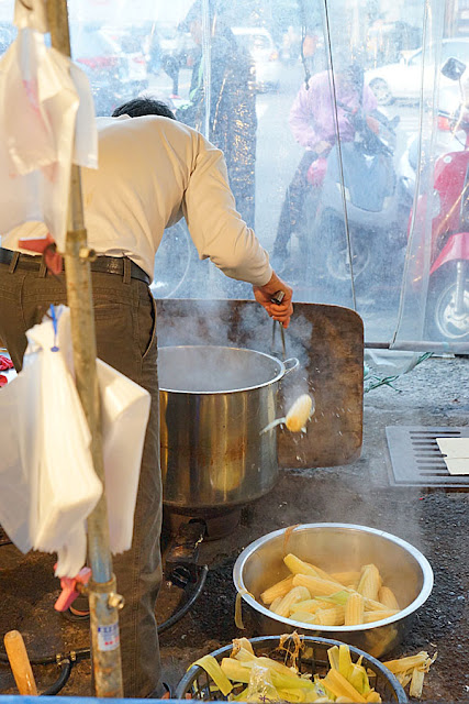 太平新光黃昏市場美食│沒有名稱卻飛高高的甜玉米一根只要20元