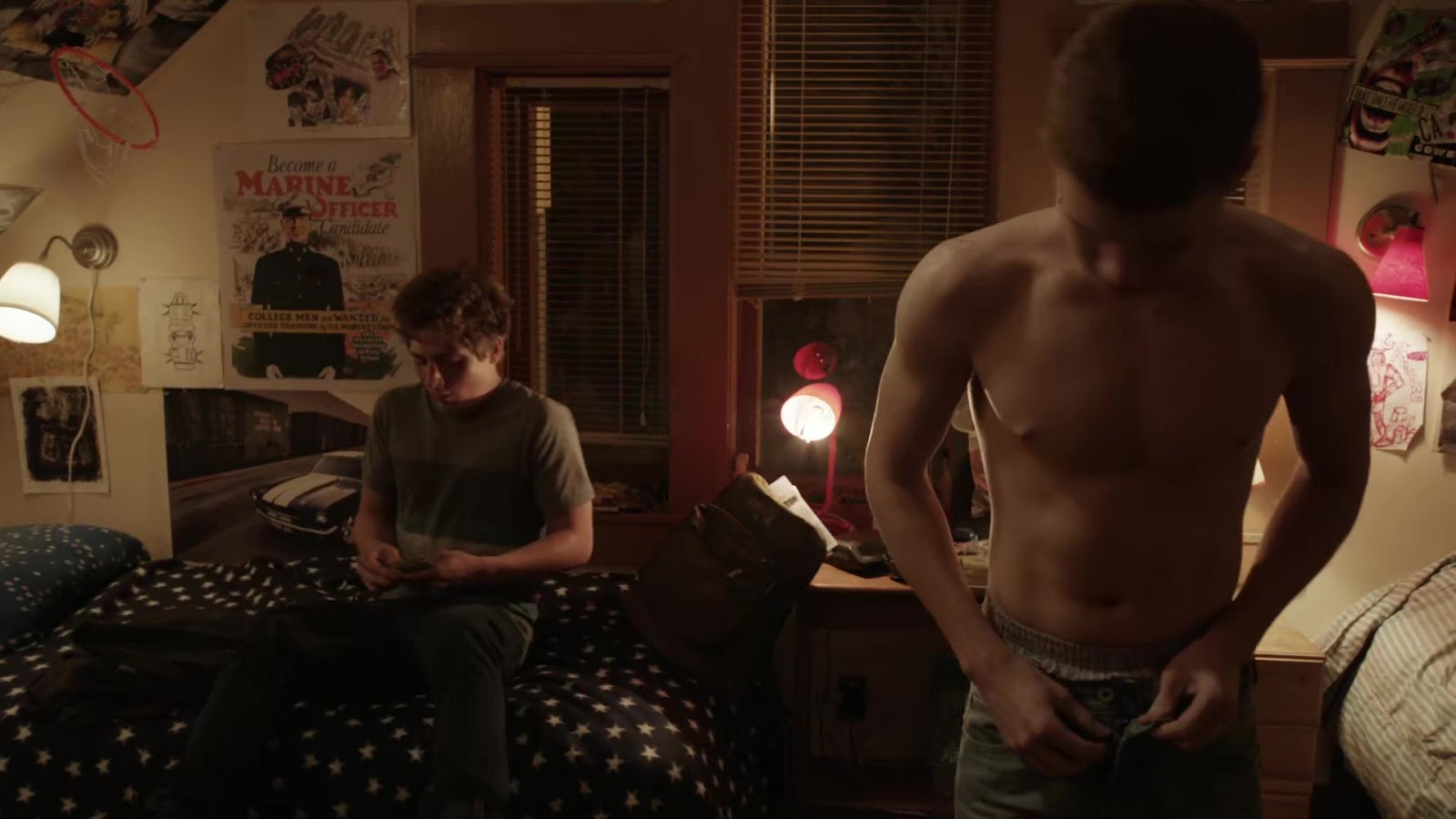 Cameron Monaghan shirtless in Shameless 2-01 "Summertime" .