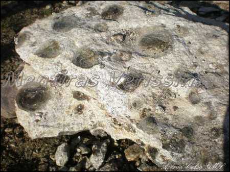 Após expelirem as pedrinhas, a rocha mãe fica com marcas escuras nos locais de onde elas sairam