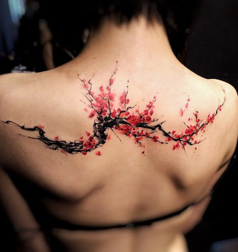 Mística flor de cerejeira tatuagem nas costas. O forte de design e cores do desenho dar um contraste suave, aquarela traços que são usadas para criar os ramos e as pétalas. (Foto: Fontes de imagem)