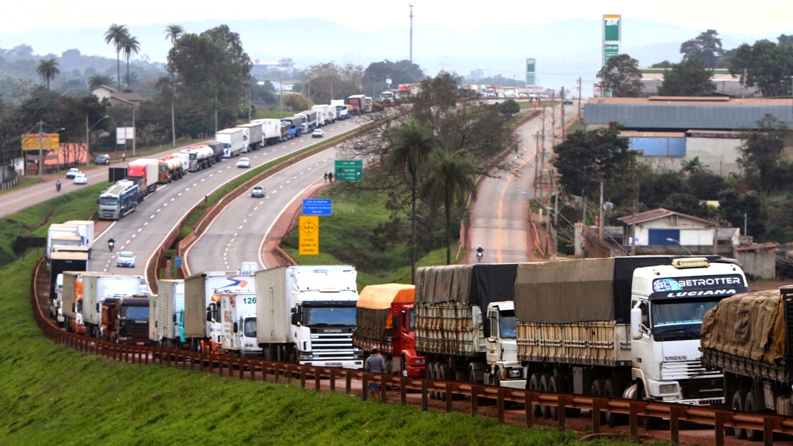 Após aumento do Diesel, grupo de caminhoneiros decide por paralisação dia 29 Após aumento do Diesel, grupo de caminhoneiros decide por paralisação dia 29