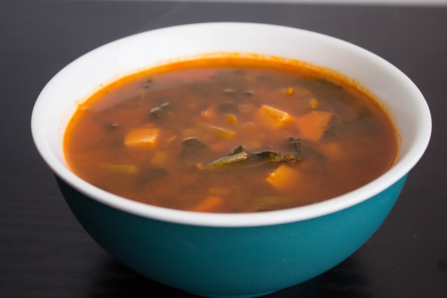 Sopa veggie con tofu ahumado