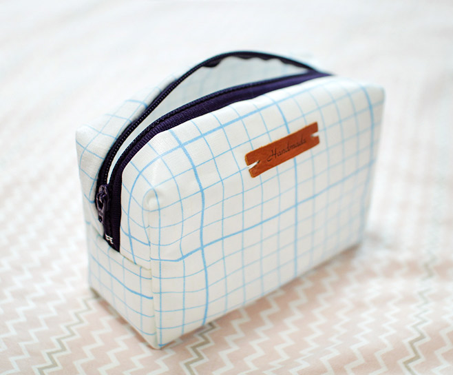 Small Make Up Bag Waterproof Fabric Case. Zip Pouch.  Sewing Tutorial in Pictures.