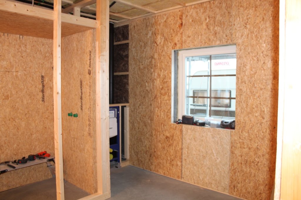 Отделка осп снаружи. Осп-3 kronospan в доме. Отделка потолка osb. Отделка стен осб панелями. Обшивка каркаса осб 1250х2500.