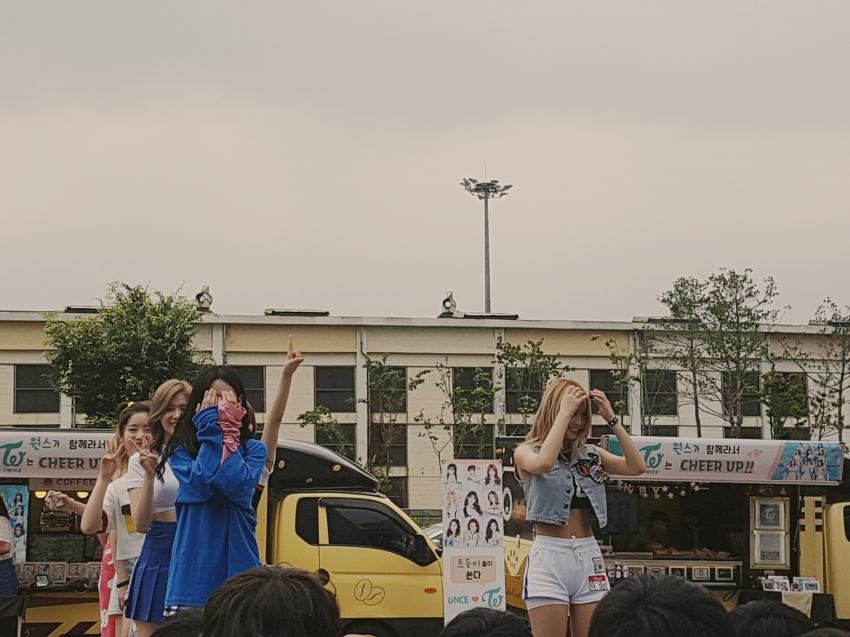 오늘자 트와이스의 팬 역조공 (feat.명패) | 인스티즈