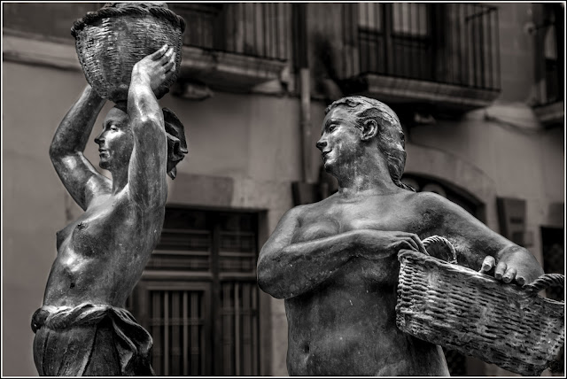 Escultura de las Lavanderas, en la plaça de les Basses, Reus. B&N