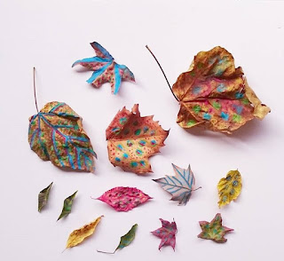 Pintando hojas naturales de otoño