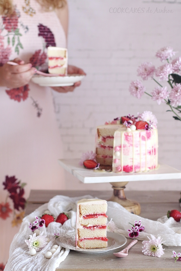 Layer Cake Blanca y Rosa: fresas, agua de azahar y queso. Cookcakes de Ainhoa