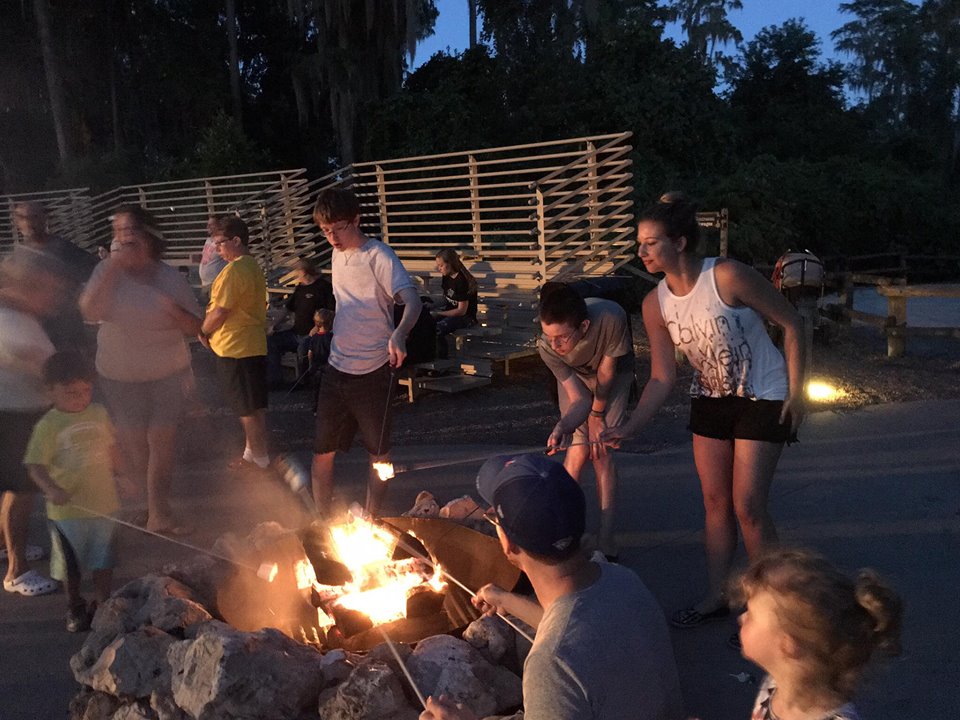 Fogueira do Tico e Teco - Avaliações de viajantes - Chip 'n' Dale's  Campfire Sing-A-Long - Tripadvisor